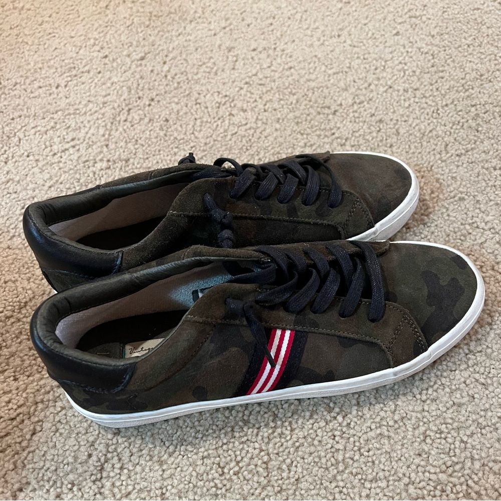 vintage havana camo tennis shoes! size 11!
